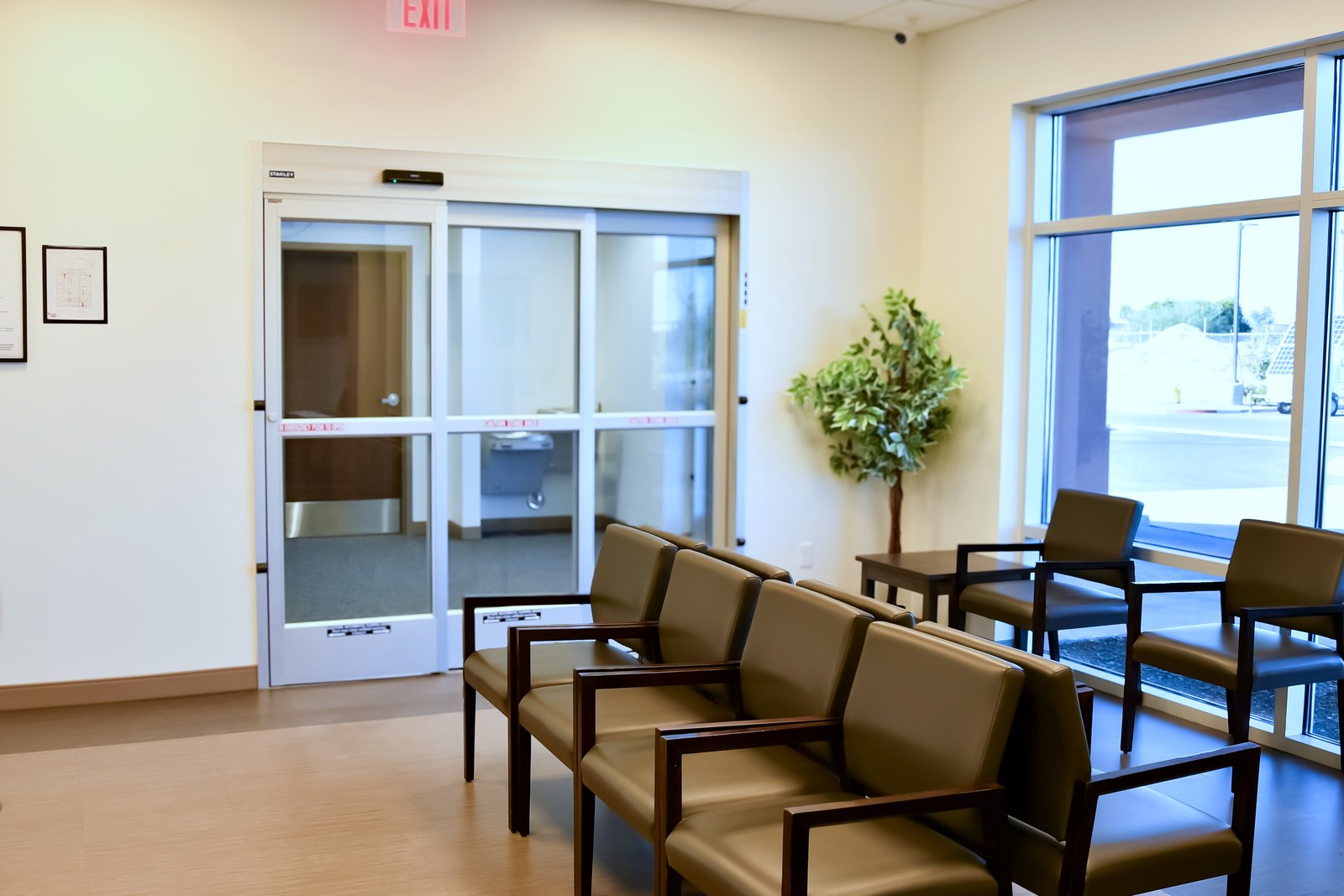 El Mirage ER's waiting area, with seating beside the automatic entrance doors and a window onto the car park.